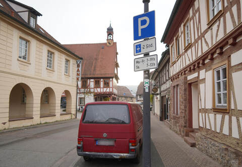 Um den Parkdruck in dicht besiedelten Bereichen wie der Steiner Ortsmitte langfristig zu reduzieren, will der Gemeinderat eine Stellplatzsatzung auf den Weg bringen.