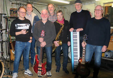 Ihren Gründer hat die Summerfield Bluesband auch 50 Jahre nach der Gründung fest in Erinnerung. Von links: Frank Rabeler, Jürgen Nitsche, Kuno Epple, Manfred Rochel, Achim Classen, Wolfgang Störzer und Werner Günthner.